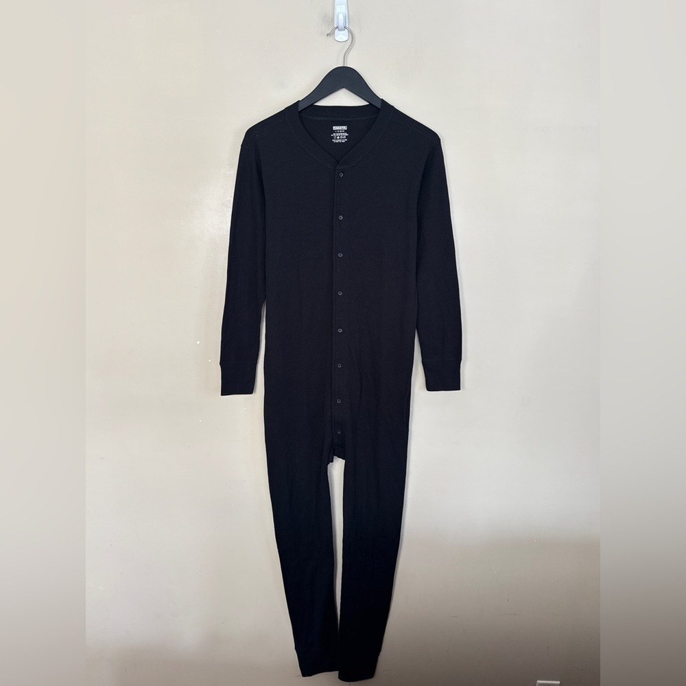 Dakota - thermal power onesie in black. Has trapdoor. Fitted. Large